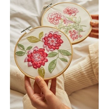 Sada na vyšívání Uklidňující karafiáty 2 motivy DMC Mindful Making